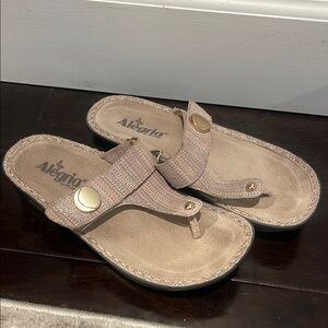 Alegria Thong Women's Beige Sandals